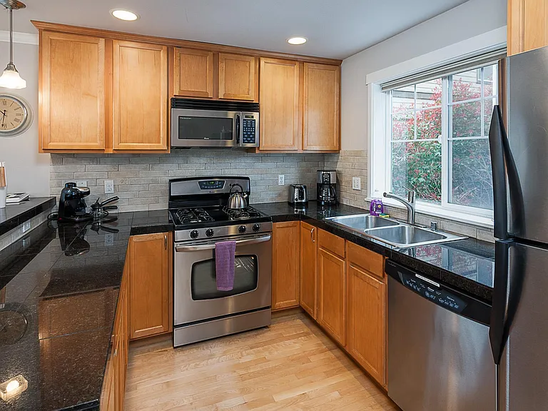 1503 E Union St — Photo 5