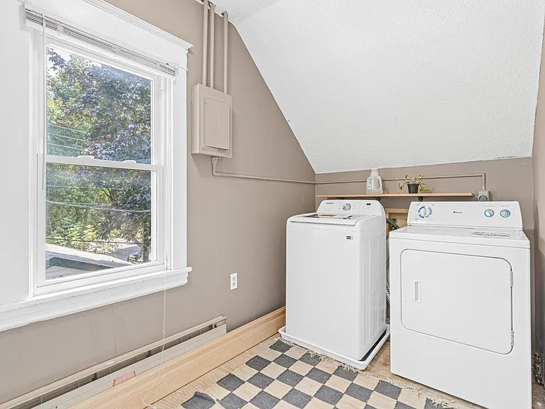 1002 Oxford St N — Photo 27