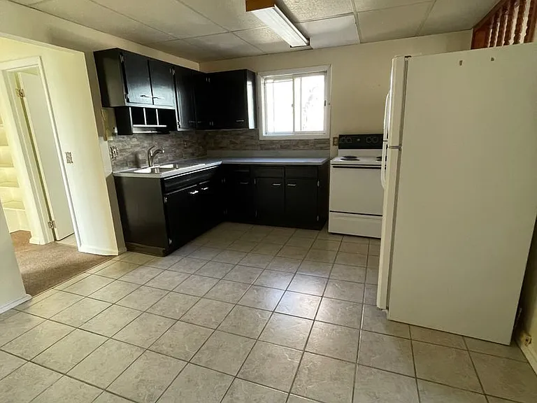 1227 Howard Ave — Photo 3