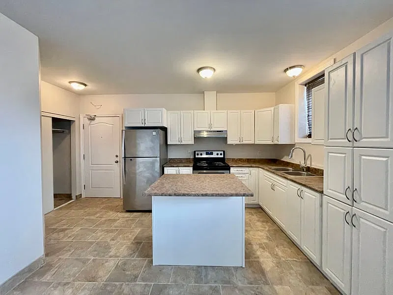 897 Notre Dame St Unit 11 — Photo 2