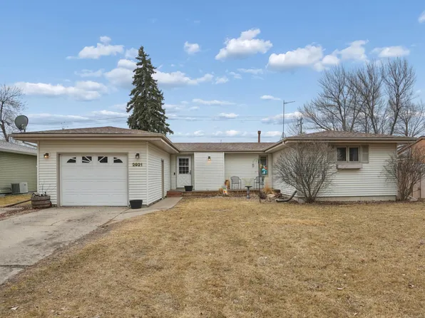 2921 12th St S, Fargo, ND 58103