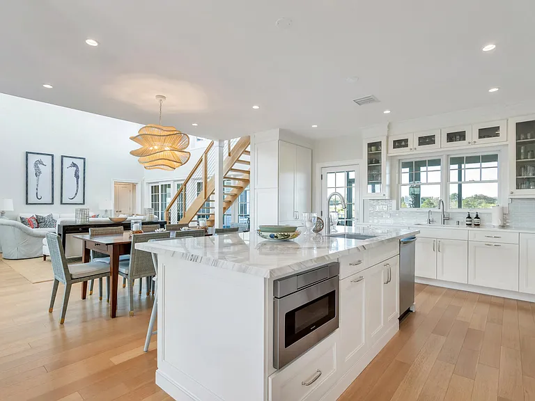 125 Dune Rd — Photo 14