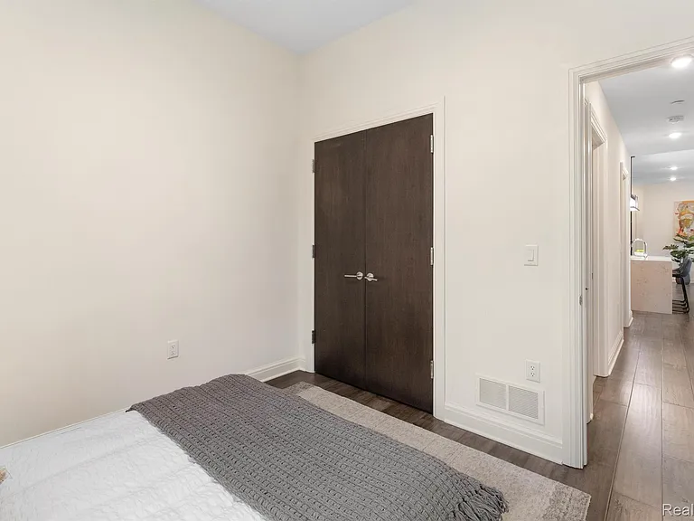 438 Selden St #404 — Photo 22