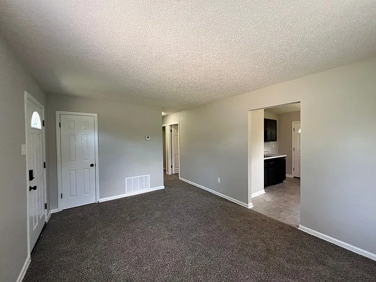 385 Washburn Dr — Photo 4