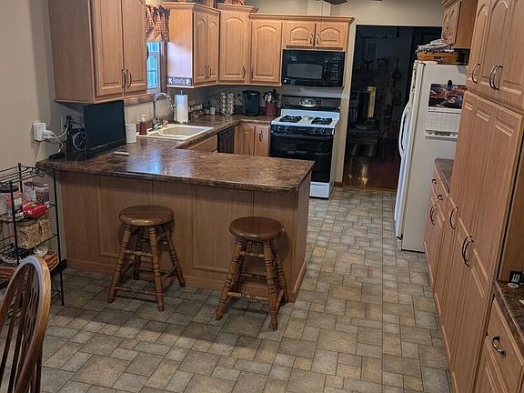 5th image of 111 W Embarras St