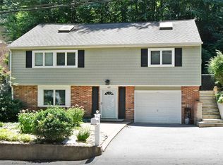 69 Oakdale Rd, Centerport, NY 11721