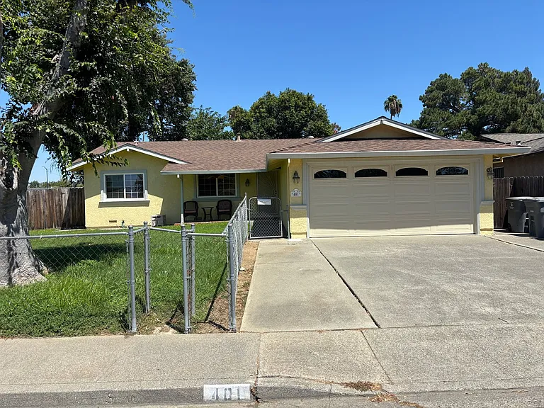 401 Klamath Dr — Photo 1