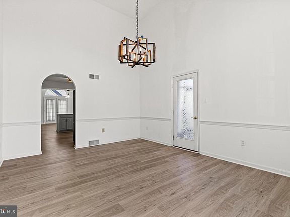 3rd image of 116 Greenview Dr