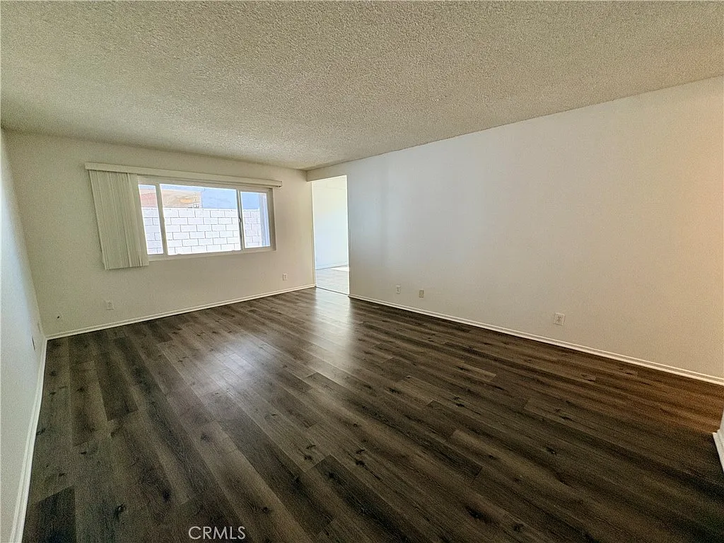 1962 E Evergreen St — Photo 3