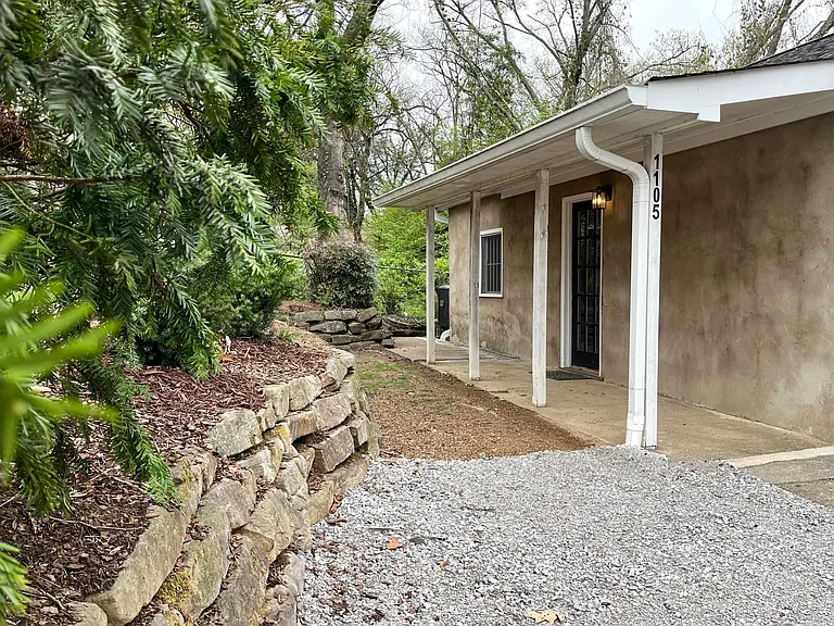 1105 Albany St — Photo 1