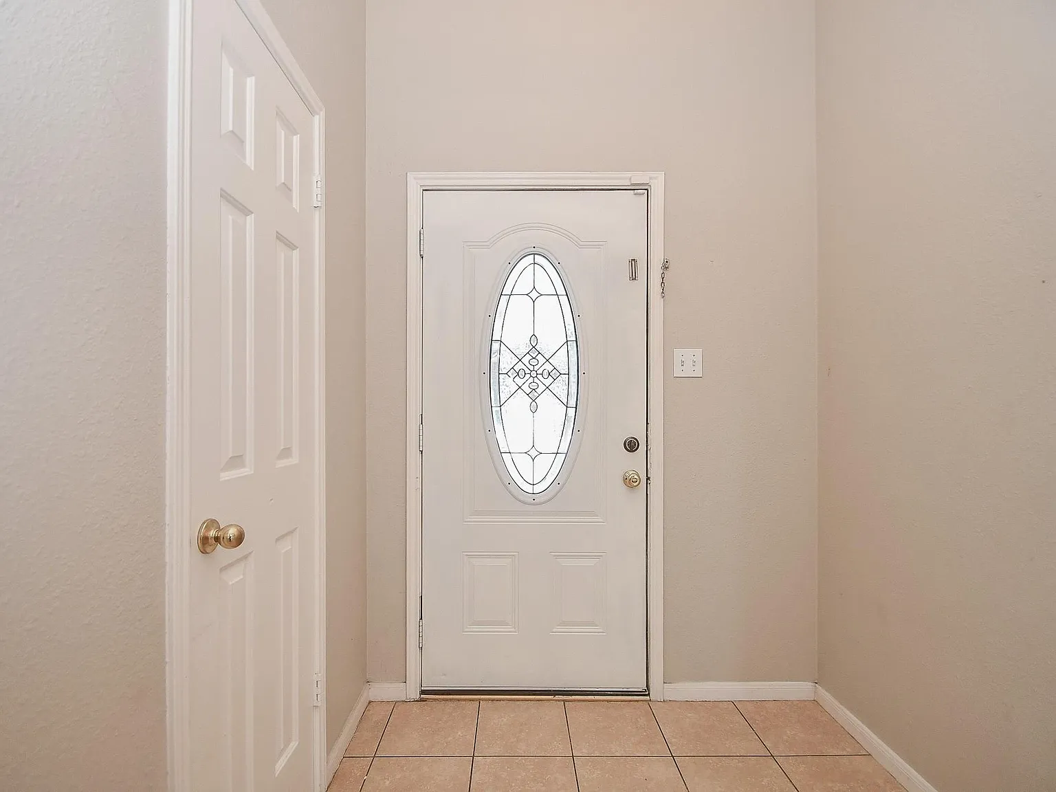 3 bed, 2.0 bath, 1862 sqft, $2,000 — Photo 2