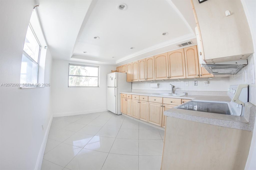 344 SW 1st St APT 6, photo 2
