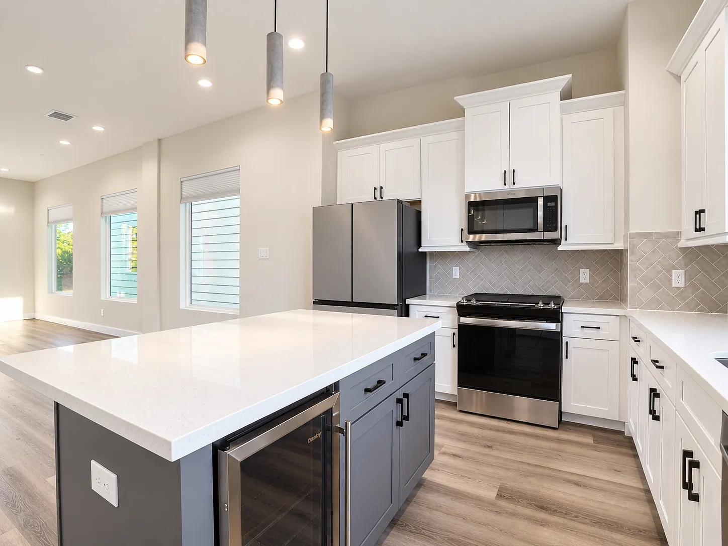 3 bed, 3.5 bath, 1978 sqft, $2,890 — Photo 4