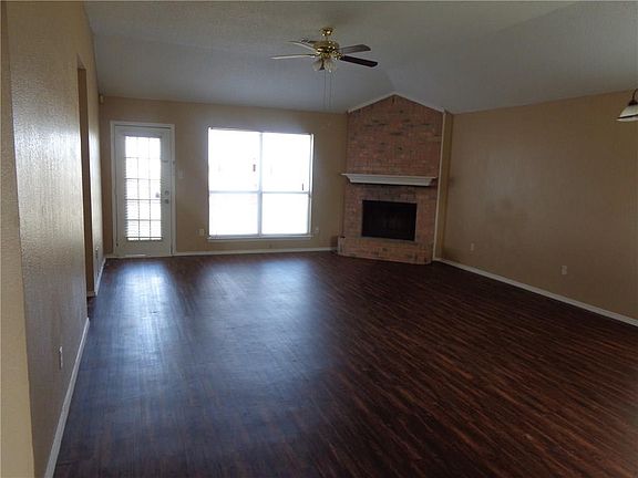 4th image of 829 Applewood Dr