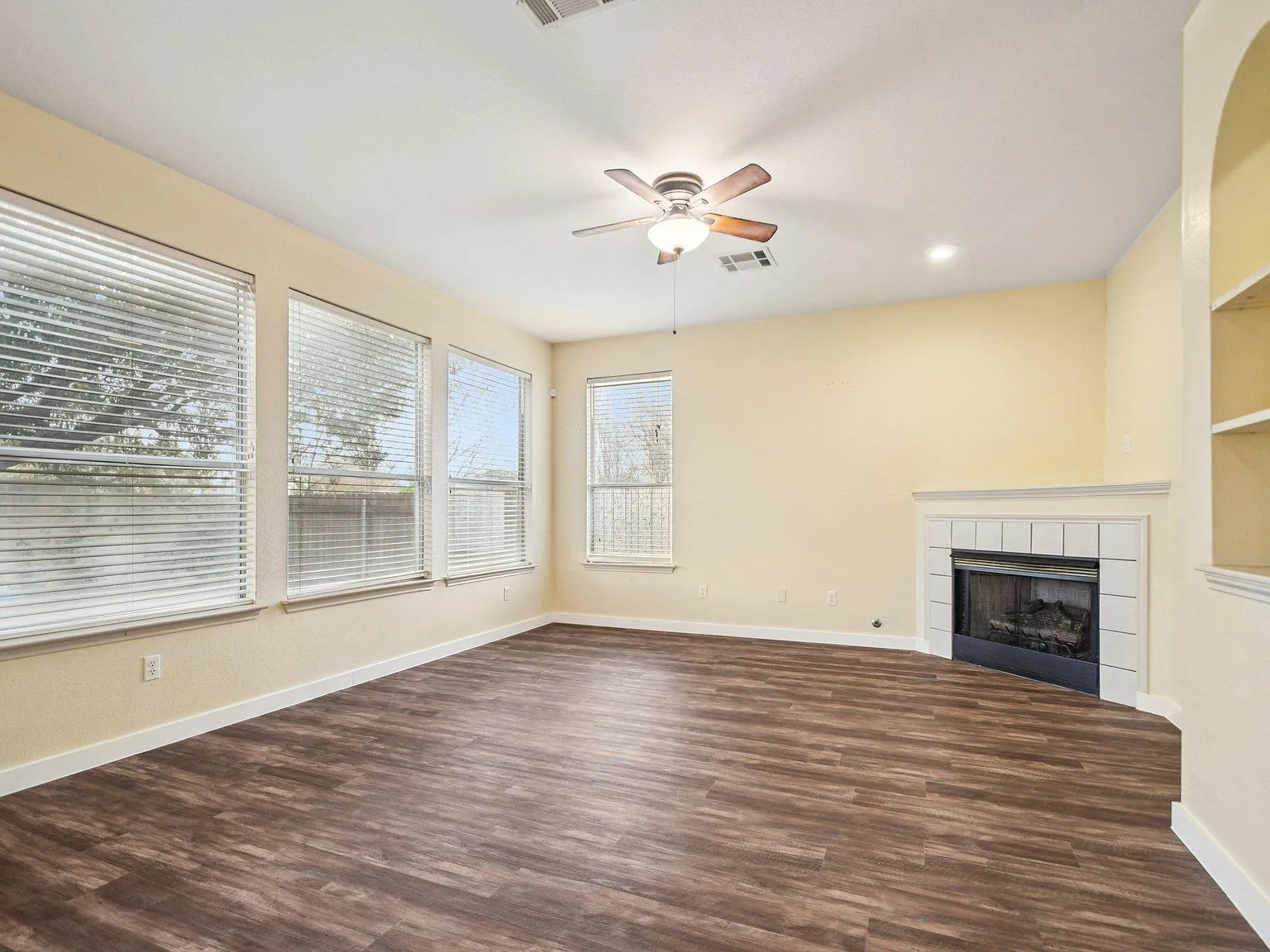 3 bed, 2.5 bath, 2338 sqft, $3,100 — Photo 3