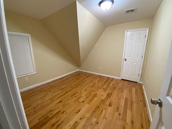 4th image of 158 Elwood Ave