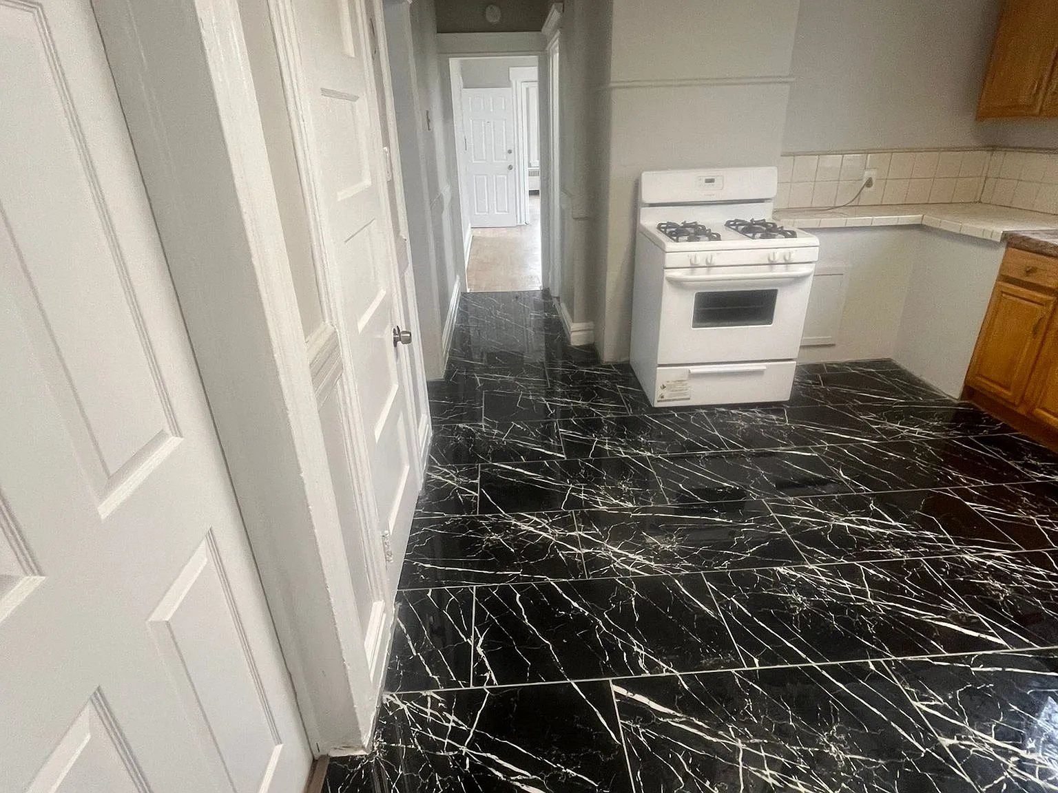 3 bed, 1000 sqft, $2,075 — Photo 3