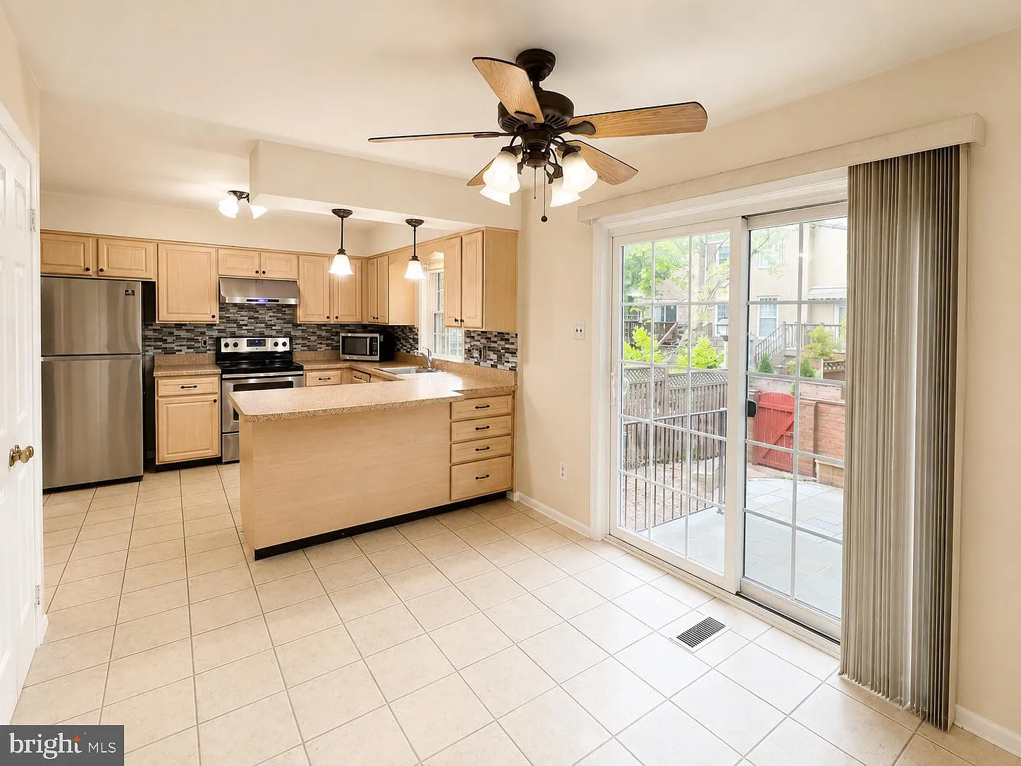 4 bed, 3.5 bath, 2760 sqft, $3,495 — Photo 4