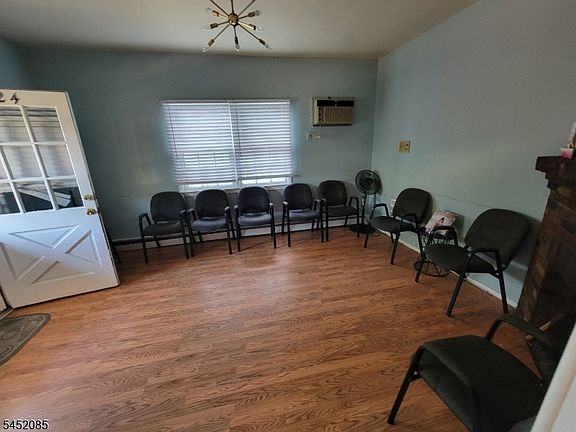 2nd image of 424 Clifton Ave #2