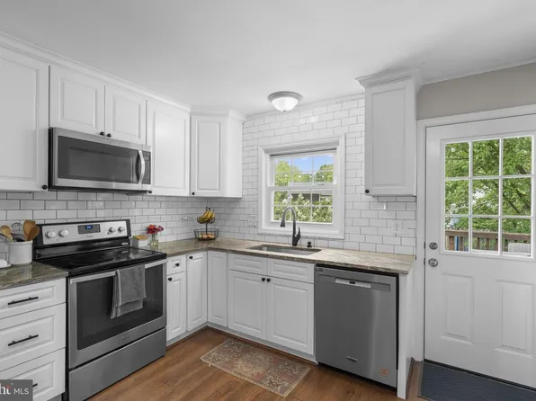 1236 Summerfield Dr, Herndon, VA 20170