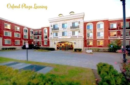 Oxford Plaza — Photo 2