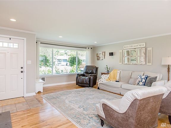Lot's of natural light in this spacious living area.
