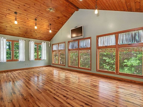 3rd image of 384 Mountain Laurel Dr