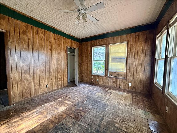 4th image of 201 E Bailey St