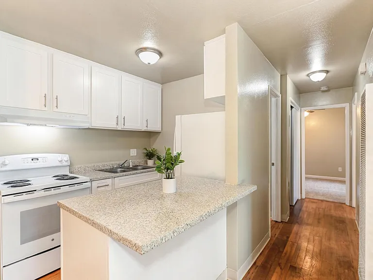 Lincoln Village West — Photo 10