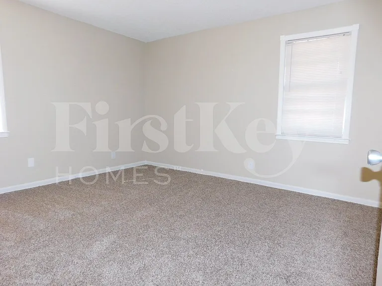 4832 Rolling Meadows Dr — Photo 10