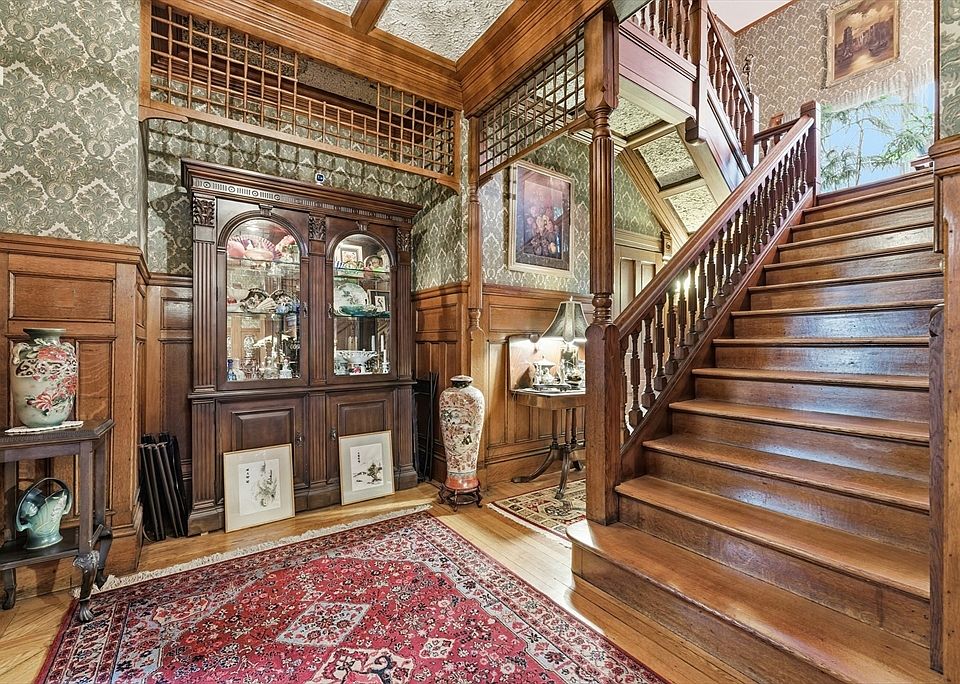 19th image of 1176 Worthington St
