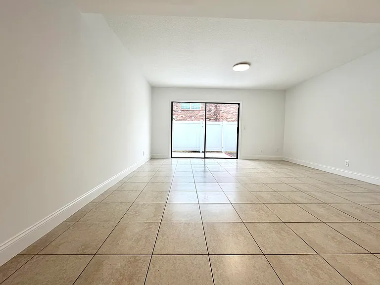 413 N Cypress Dr — Photo 6