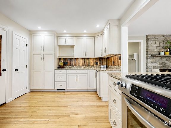 4th image of 285 Wooding Hill Road
