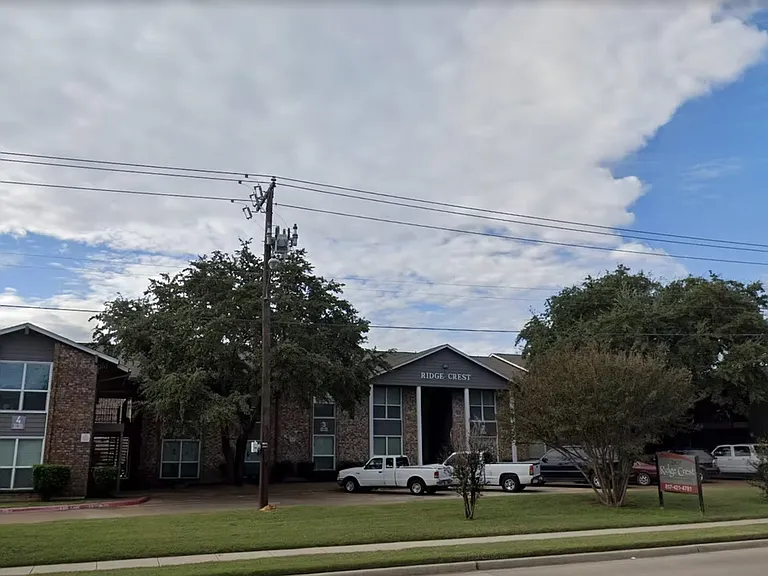Convenient Grapevine location near DFW Airport, Grapevine Mills, dining, and entertainment.