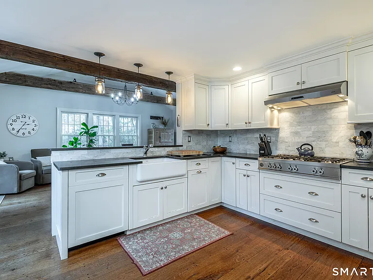 255 Woodbury Rd — Photo 9