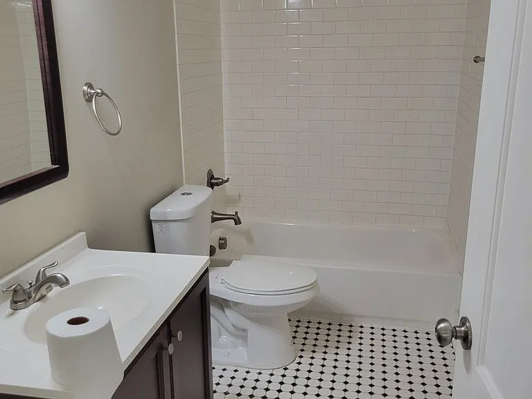 219 E South St — Photo 10