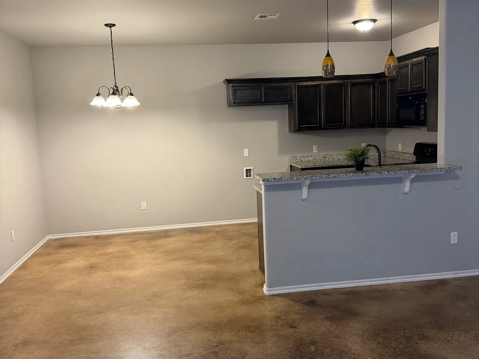 3 bed, 1300 sqft, $1,350 — Photo 1