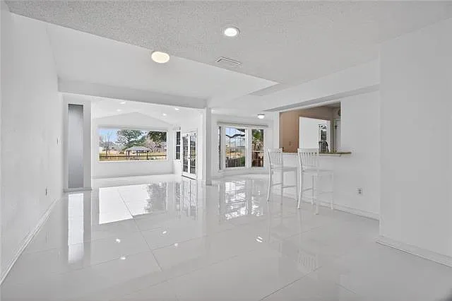 3 bed, 3.0 bath, 1994 sqft, $2,900 — Photo 3