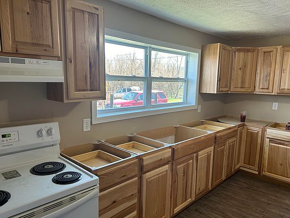 3rd image of 33 White Ln