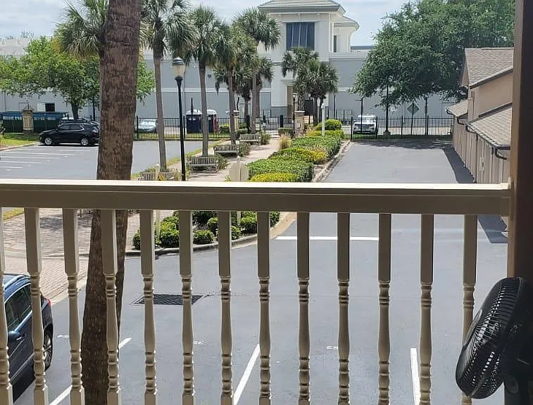Direct Access to Avenues from the building