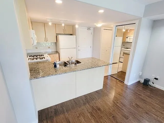 8460 Granville Ave #410 — Photo 7