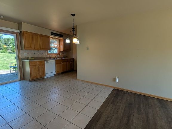 4th image of 909 E 15th St