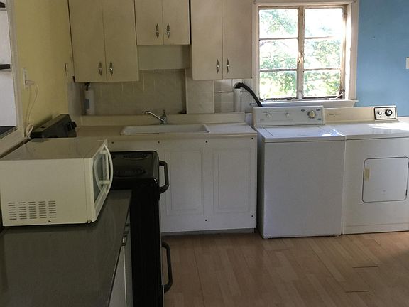 4th image of 300 W 5th St APT 4
