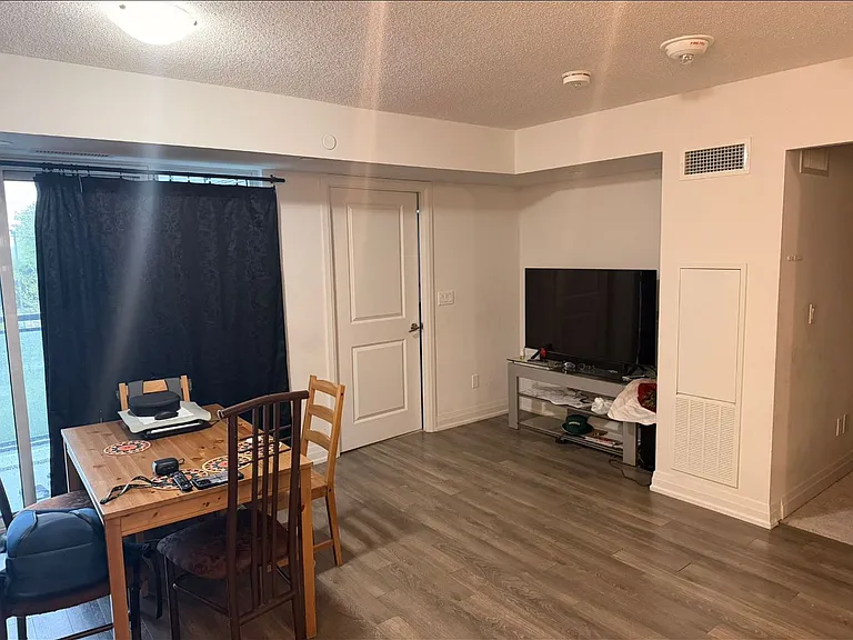 20 Meadowglen Pl #221 — Photo 2
