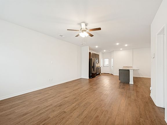 4th image of 5569 Willamette Dr