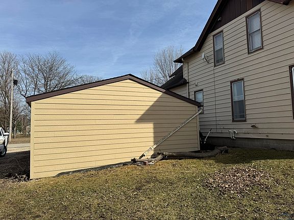 4th image of 402 Elm St