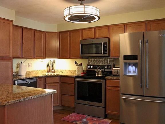 3rd image of 590 Woodmere Dr APT 2