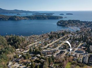 702 Gibsons Way, Gibsons, BC V0N1V9