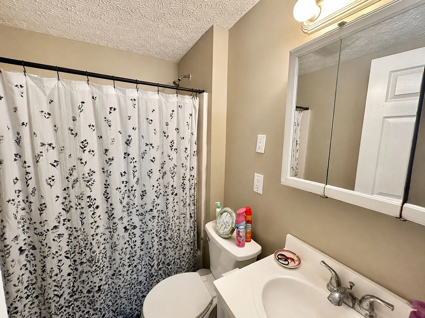 4 Bedroom | 2 Bathroom | $800 Per Bedroom — Photo 4