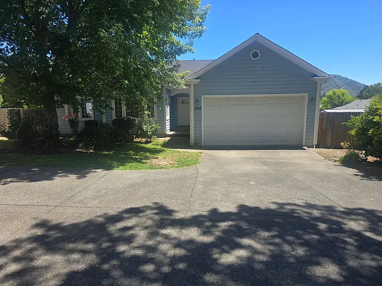 1995 NW Highland Ave — Photo 12